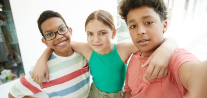 Selfie Drie Leerlingen Pexels Norma Mortenson 8457488